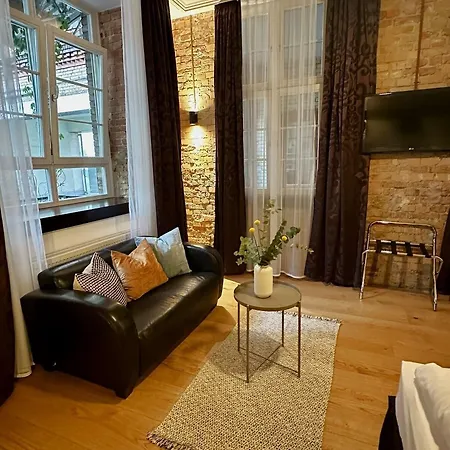 Szálloda Cinderella Cafe Berlin